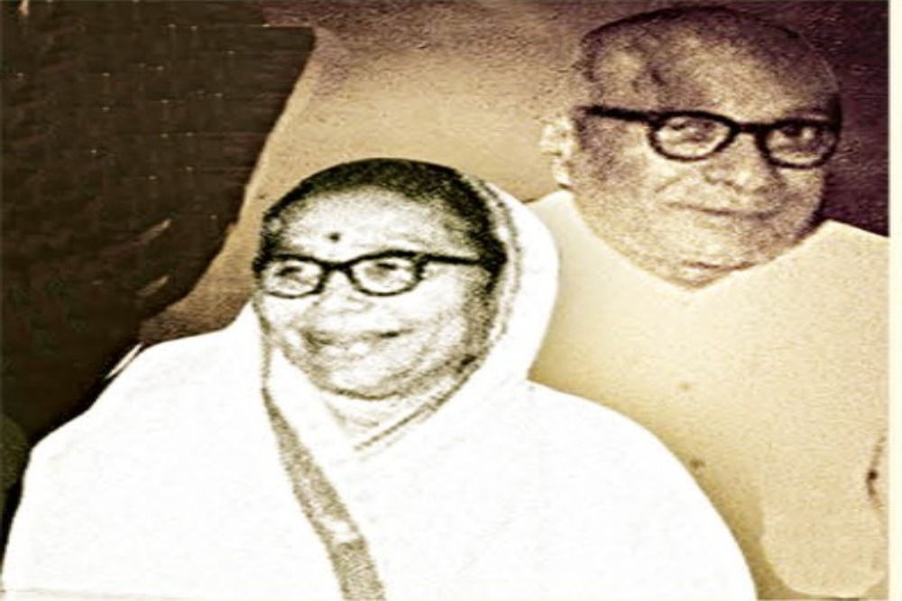माजी मुख्यमंत्र्यांची पत्नी बस तिकिटासाठी रांगेत !